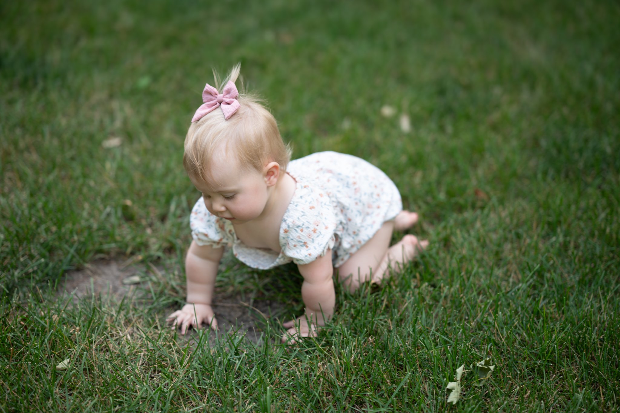 Family photography — baby girl crawling in grass — Amy Minikus Photo + Film