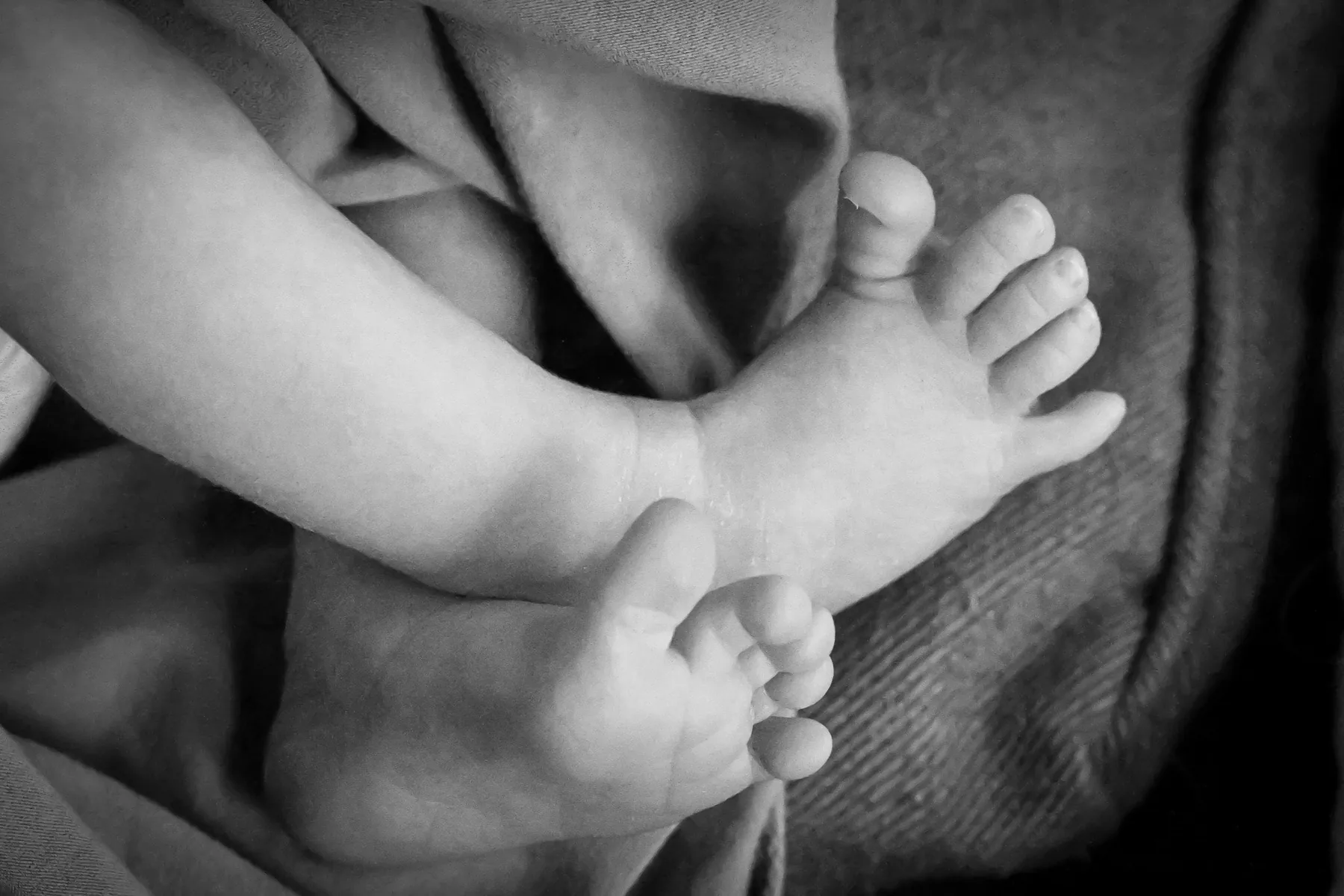 Newborn photography — baby feet detail — Amy Minikus Photo + Film